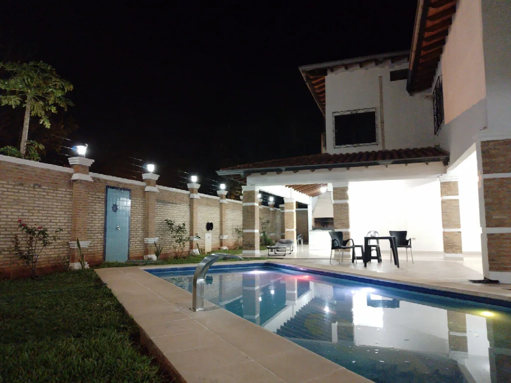 ESPECTACULAR MANSION NUEVA DE 550 M2 CONSTRUIDOS